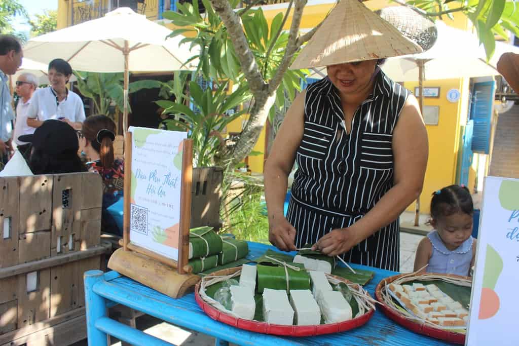 Độc đáo chợ phiên làng chài ở phố cổ Hội An