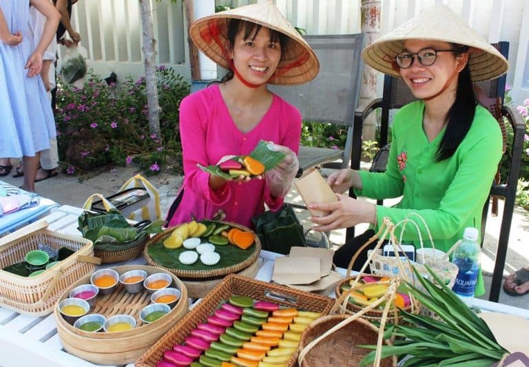 Độc đáo chợ phiên làng chài Tân Thành - Hội An chỉ dùng túi giấy và lá chuối